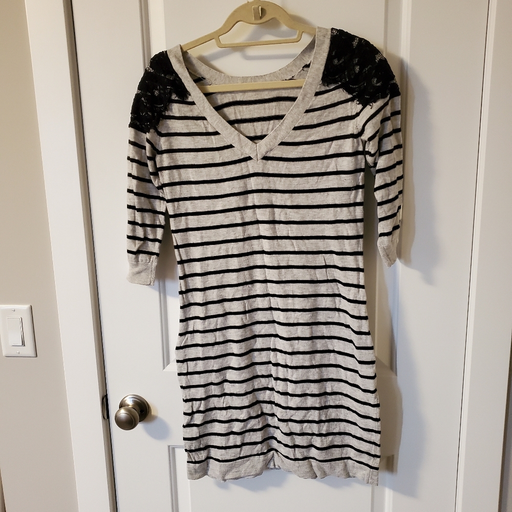 12/$30 🖤 GUC striped reversable dress with lace
